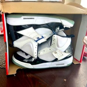 Used shoe missing inserts. I take out inserts not to damage for resale. I lost